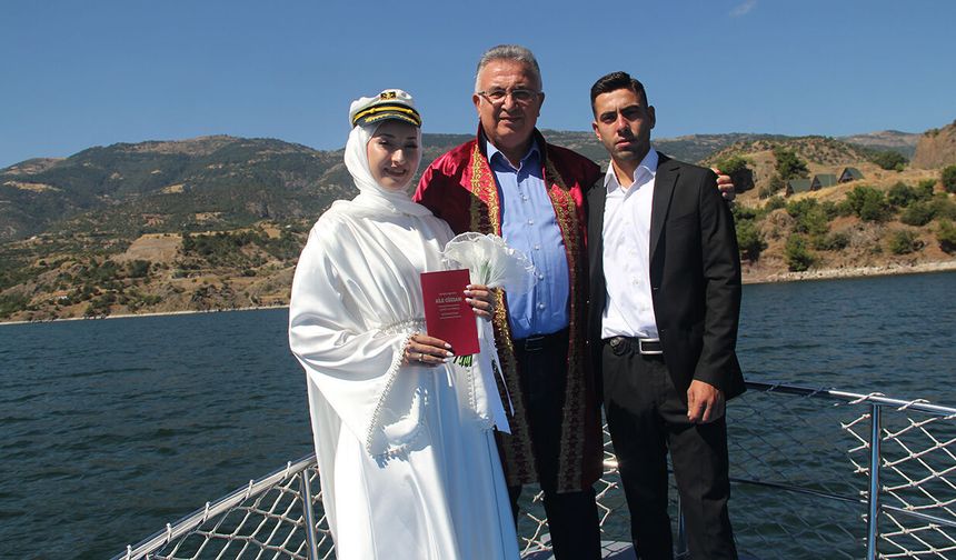 Çorum'da bir çift teknede mutluluğa 'evet' dedi