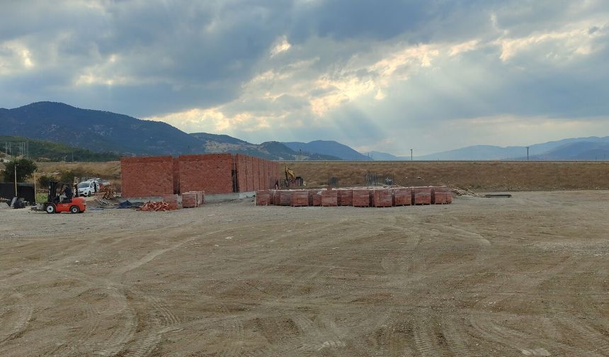 Laçin'de 16 yeni sanayi dükkanının inşası sürüyor