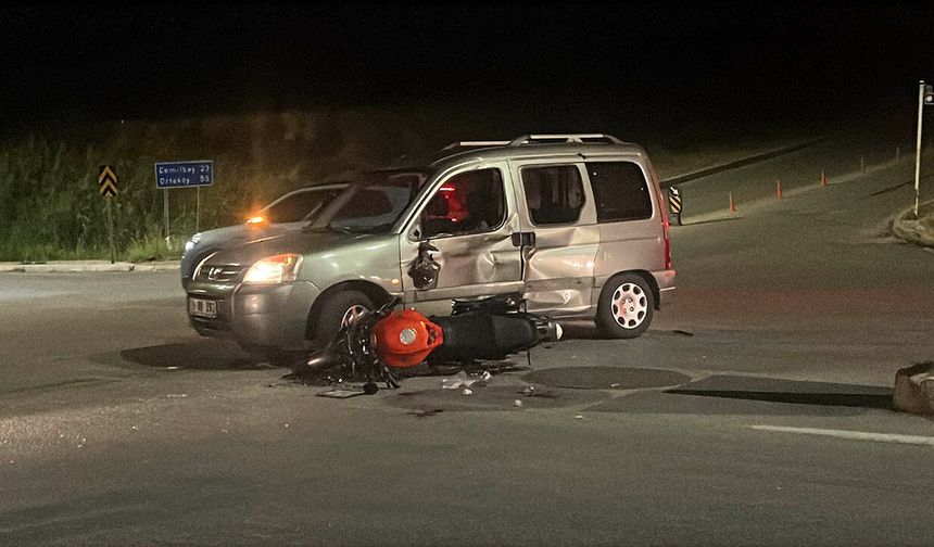 Motosiklet ile otomobil çarpıştı: 3 yaralı