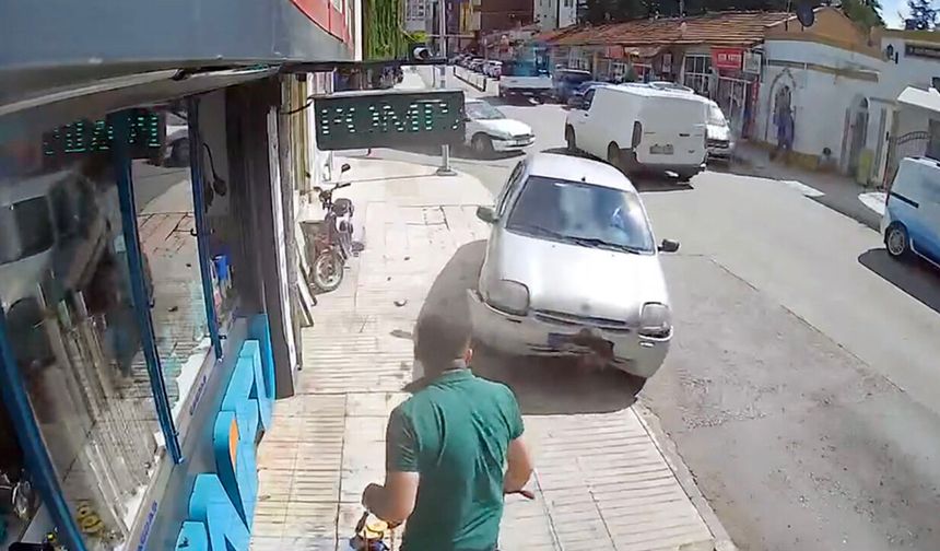 Kaldırıma çıkan otomobilin altında kalmaktan son anda kurtuldu