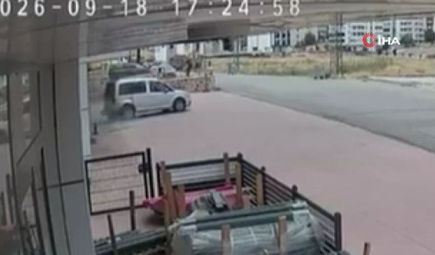 El freni çekilmeyi unutulan araç iş yerine girdi: O anlar kamerada