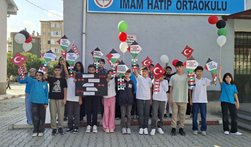 Çorum’da öğrencilerden gökyüzüne barış mesajı