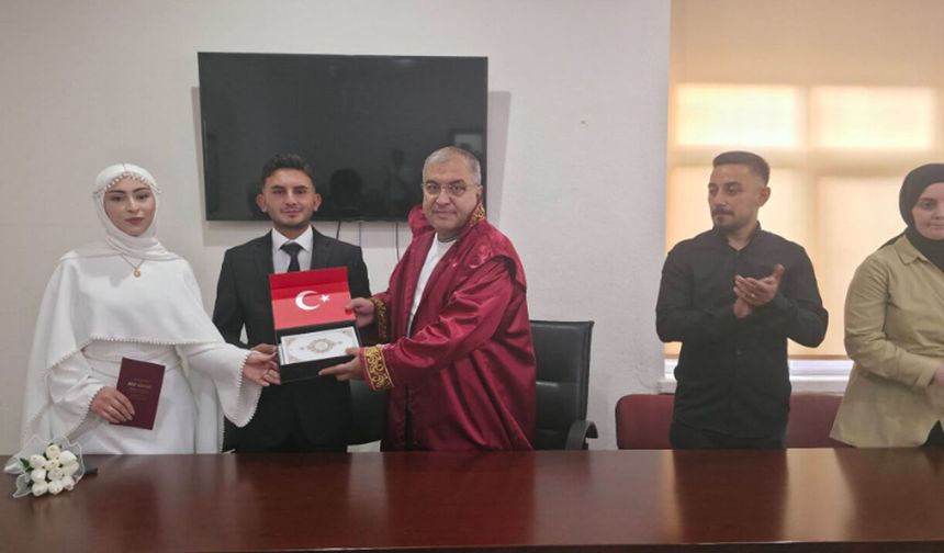 Başkan Ünlü, genç çiftin nikâhını kıydı