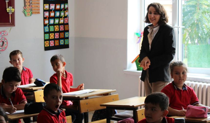 İlk Ders Zili Çaldı! Kaymakam Tokur ve Başkan Çetinkaya Öğrencilerin Heyecanına Ortak Oldu