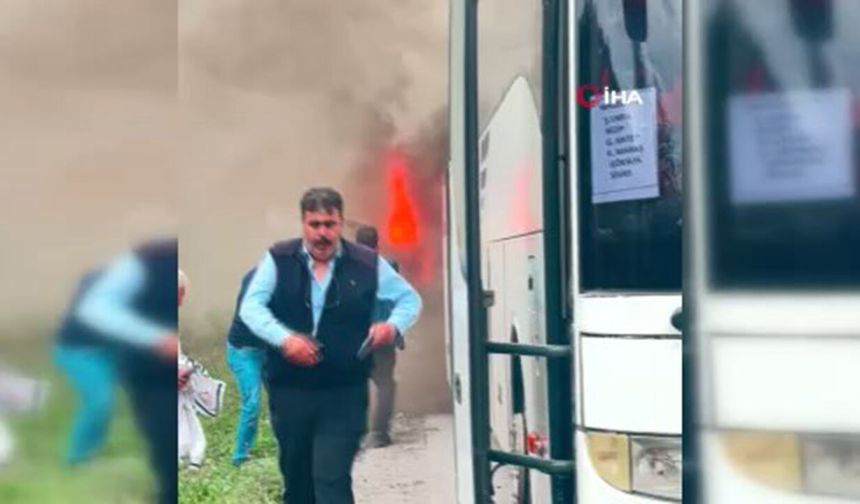 Yolcular saniyelerle kurtarıldı: Seyir halindeki otobüsün arka kısmı alev aldı