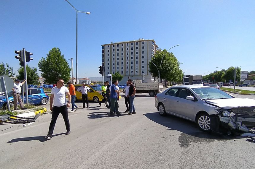 Çorum'da iki otomobil çarpıştı: 1 yaralı