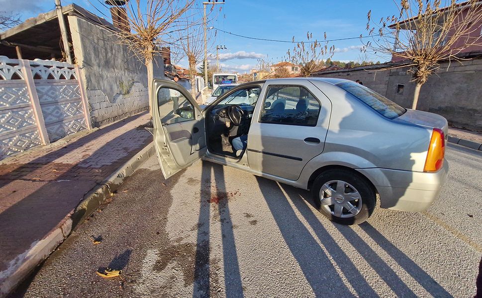 Cumhuriyet Caddesi’nde feci kaza: Otomobil ağaca çarptı!