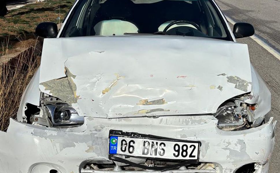 İki otomobil çarpıştı: 3 yaralı