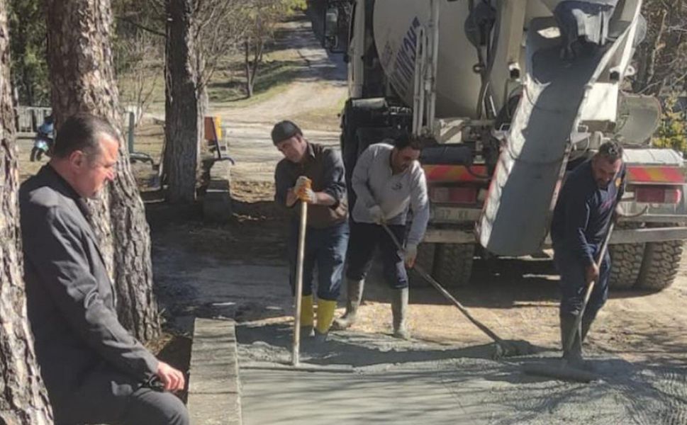 Kargı Belediyesi Mezarlıkta yol onarım ve peyzaj çalışmalarını bitirdi