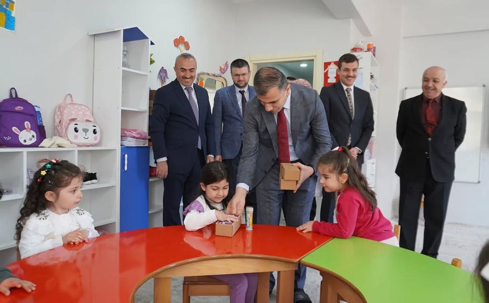 Çorum'un Osmancık İlçe Kaymakamı Duman, Osmancık’ta minik öğrencilerle buluştu