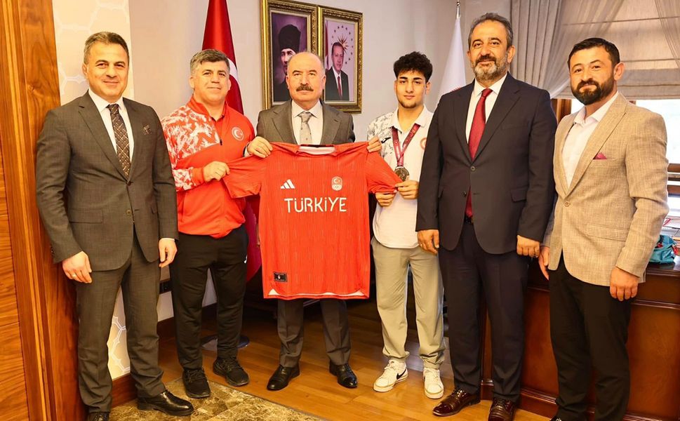 Çorum'un gururu Bekir Keser, Vali Ali Çalgan'ın konuğu oldu