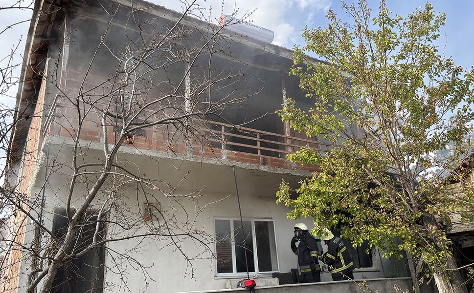 Başpınar Köyü'nde yangın paniği: 2 katlı ev kül olmaktan kurtarıldı