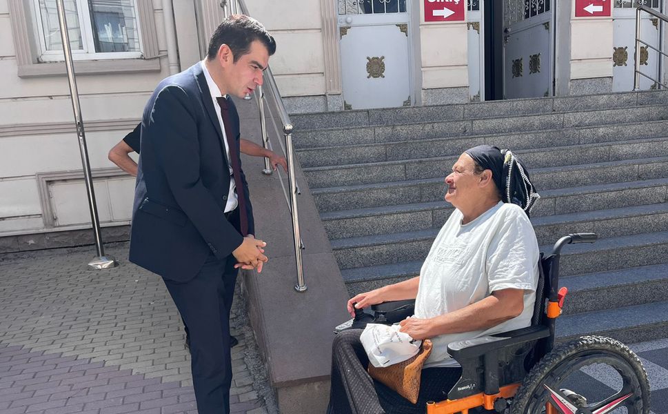 Sungurlu Kaymakamı Mutlu Köksal şehit annesiyle yolda sohbet etti