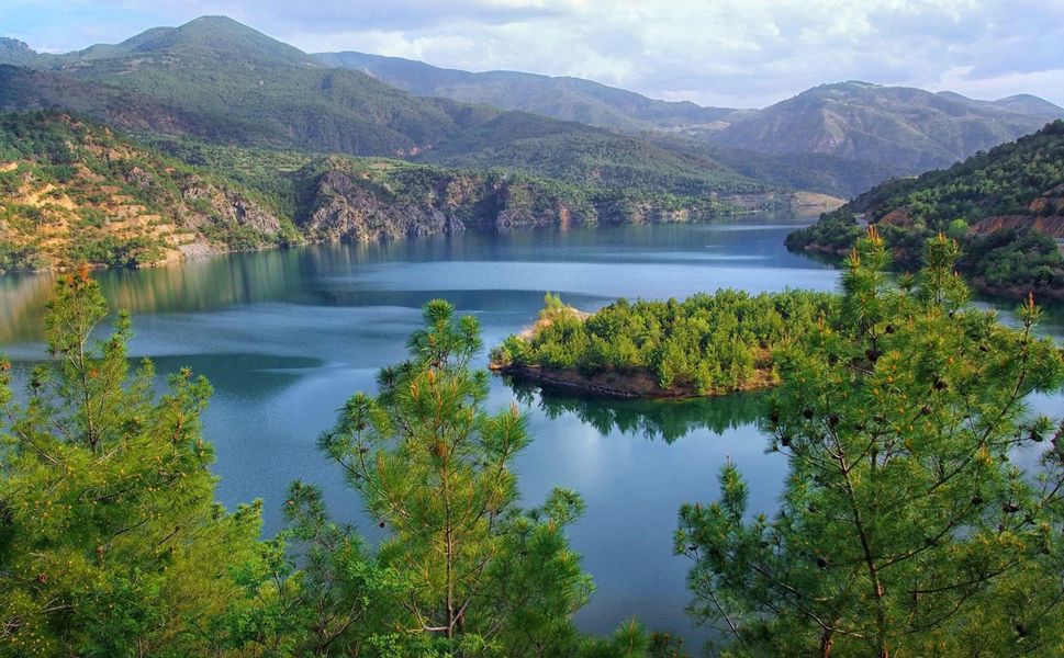Oğuzlar’ın Saklı Cenneti Obruk Barajı: Yamaç Paraşütünden Ceviz Bahçelerine Eşsiz Bir Rota