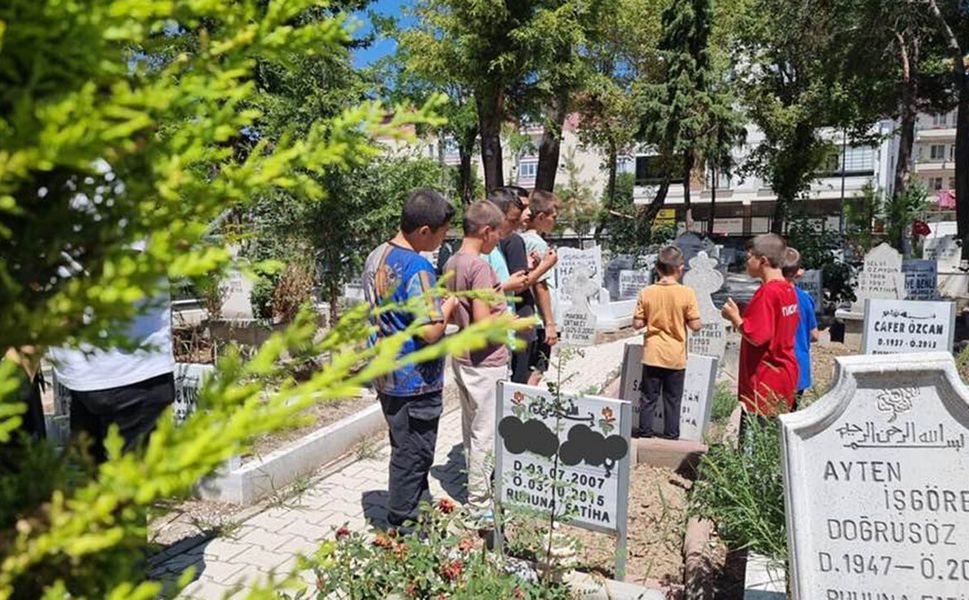 Çorum’da mezarlıklarda duygu dolu yoğunluk