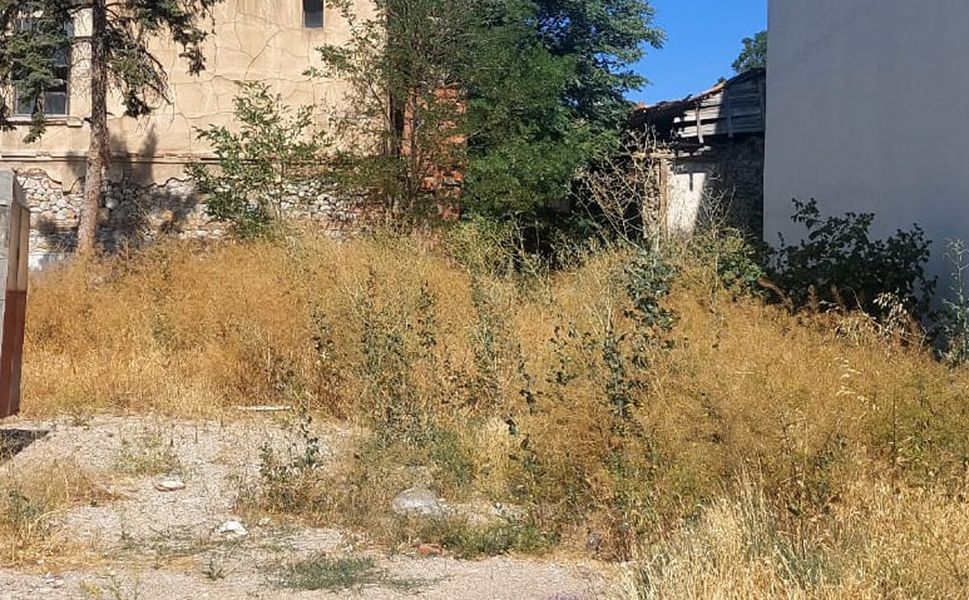 Vatandaşlardan Belediye’ye çağrı! Kuruyan otlar yangın tehlikesi saçıyor