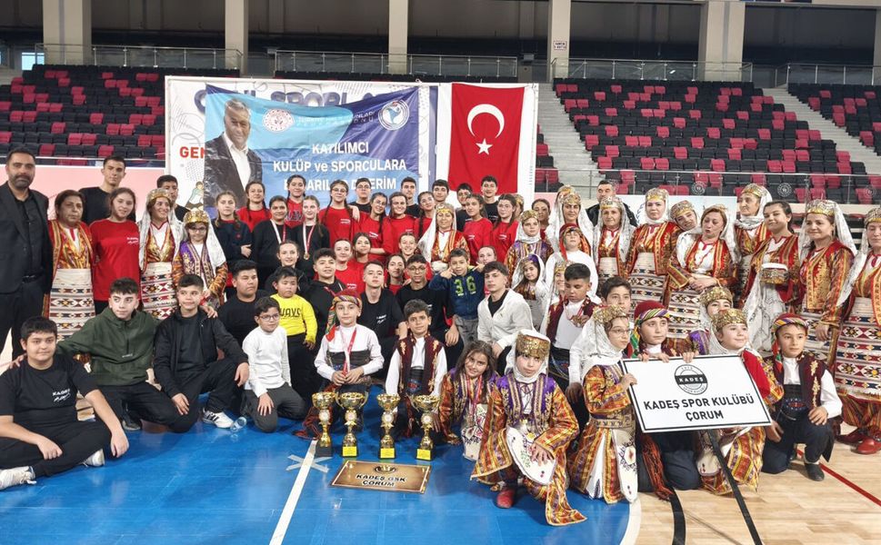 Kadeş sahnede fırtına estirdi: 7 ödül birden