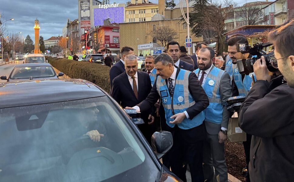 Bakan Çiftçi’den iftara 5 kala kumanya sürprizi