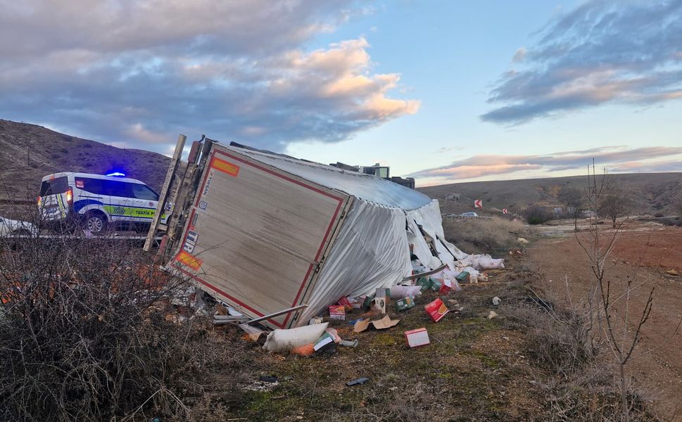 Çorum'da Kuruyemiş yüklü tır devrildi