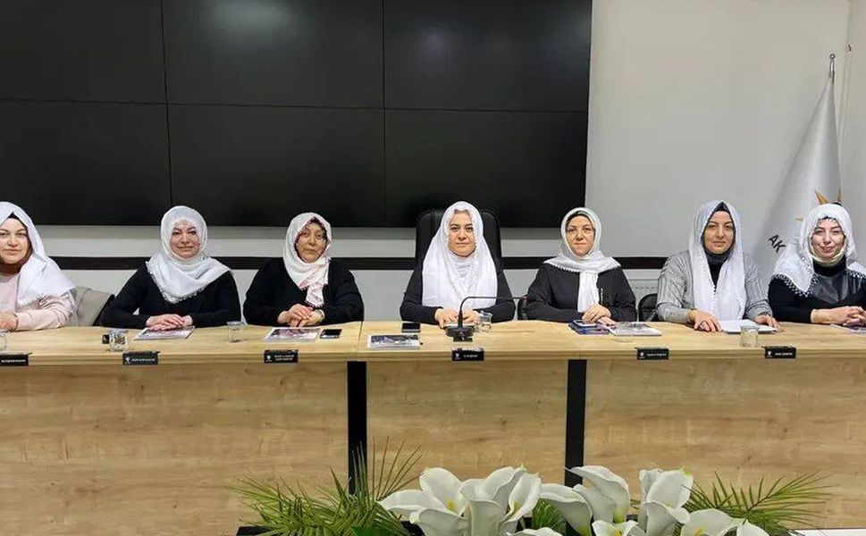 AK kadınlar, ak yazmalarıyla destek verdiler