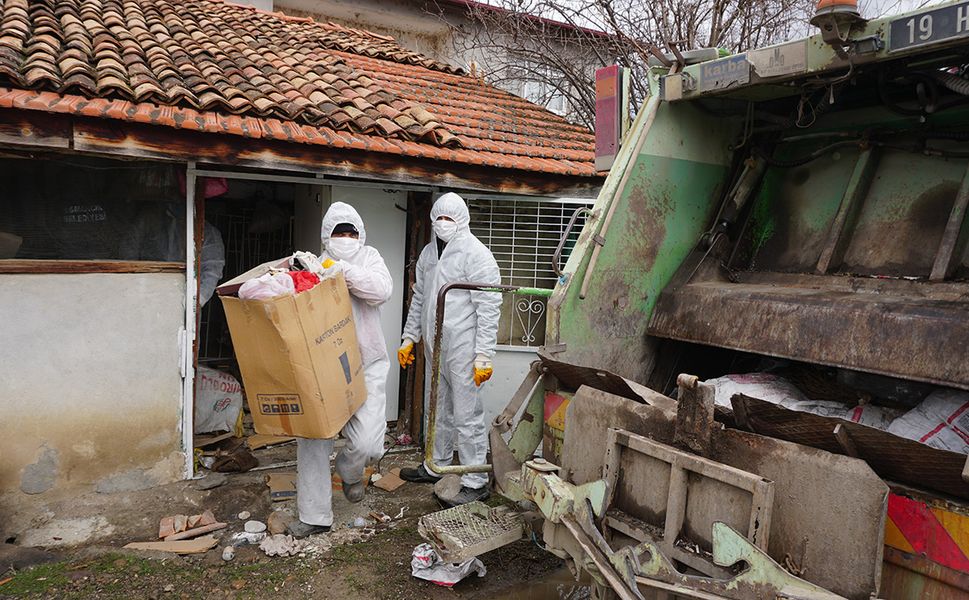 Çorum’da kötü koku ihbarı: 4 kamyon çöp çıktı