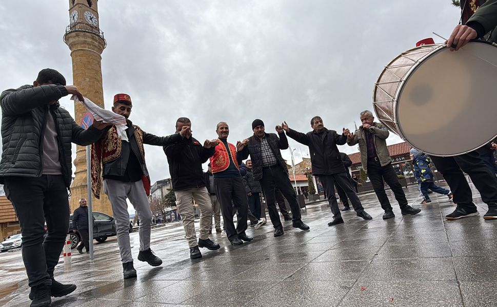 Davulcular Ramazan’ı halayla karşıladı