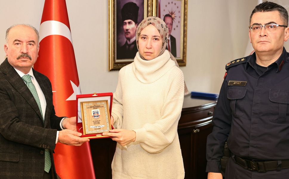 Şehit Jandarma Üsteğmen Ali Kablan’ın ailesine hizmet belgesi ve anı plaketi