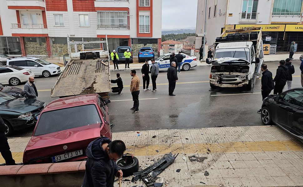 Facia ucuz atlatıldı: Kamyonet 5 araca çarptı