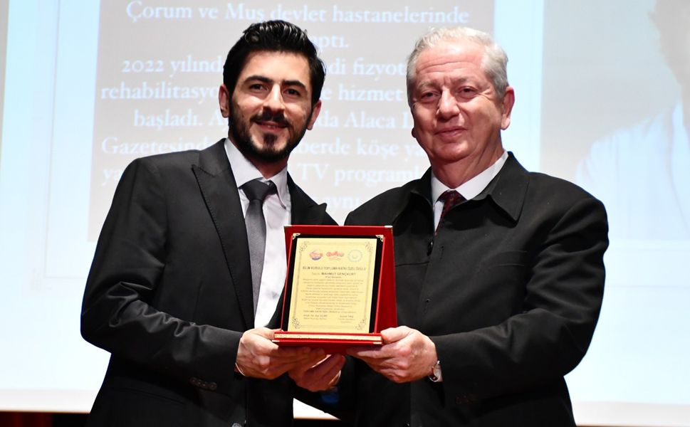 Çorumlu Fizyoterapist Mahmut Gençkurt’a “Yılın Bilim İnsanı Kariyer Onur Ödülü”