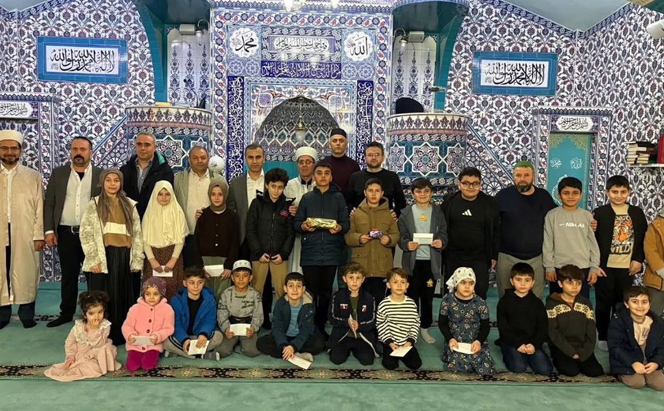 Osmancık’ta teravihte çocuklara sürpriz