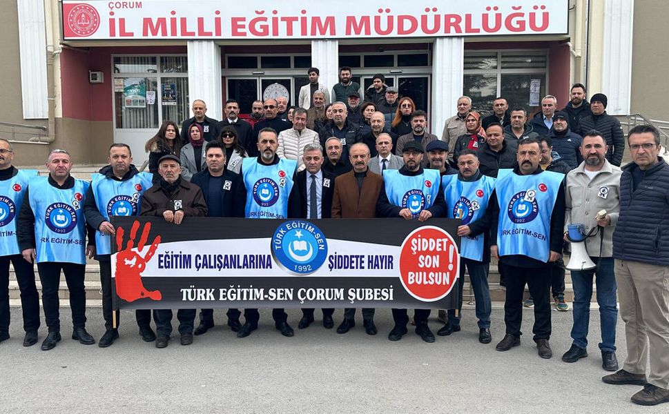 Çorum’da Milli Eğitim önünde sert mesaj