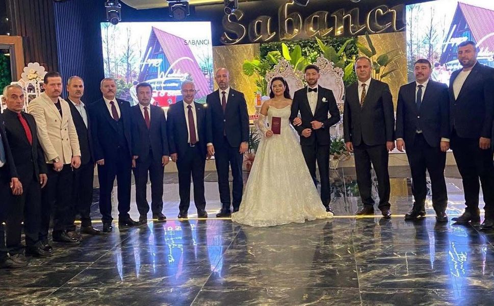 MHP heyeti düğünde buluştu: Genç çifte mutluluk dileği