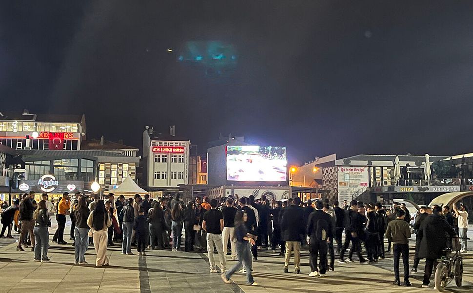 Meydanda toplanıp halay çekerek kutladılar