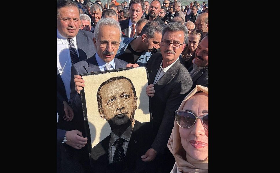 Cumhurbaşkanı Erdoğan’ın portresi halıya işlendi: Bakan'a hediye edildi