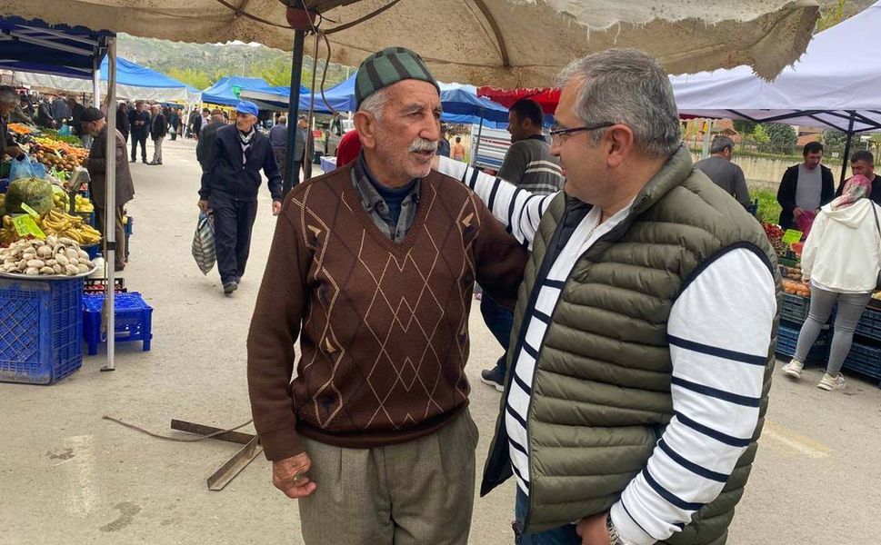 Başkan Ünlü’den pazarda esnaf ve vatandaşlarla buluşma