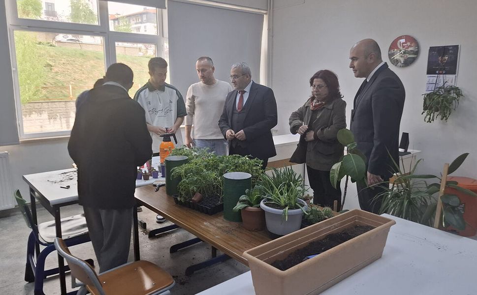 Cemil Çağlar’dan özel eğitim okuluna ziyaret