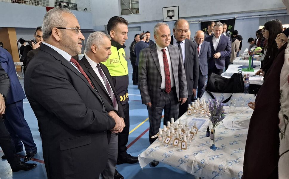 Fatih Anadolu Lisesi’nde bilim fuarı yoğun ilgi gördü