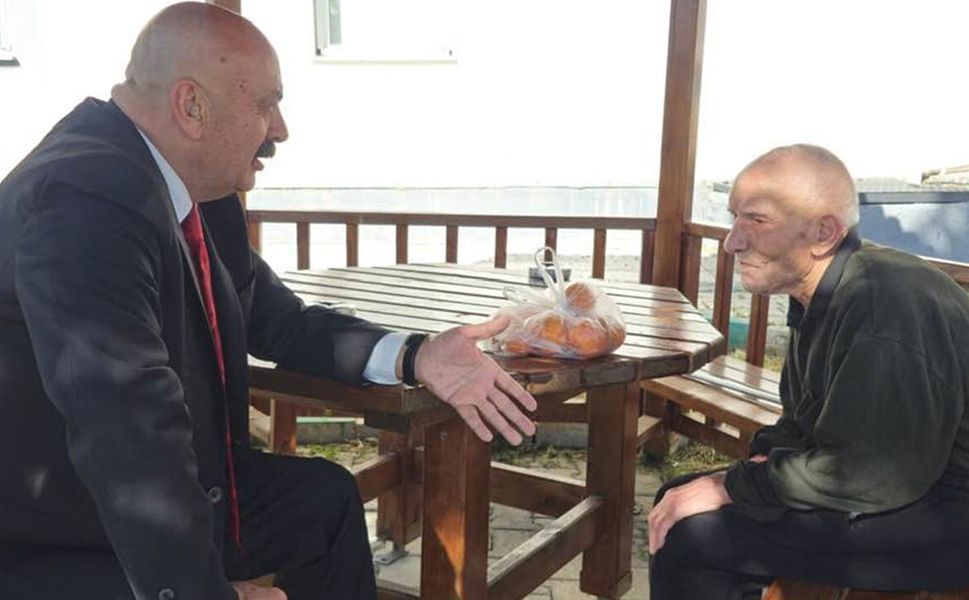 Başkan İsbir, Huzurevinde Sadık Çetin’i ziyaret etti