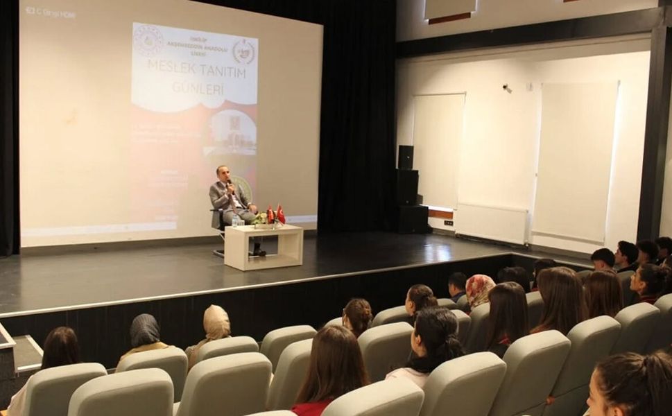 Kaymakam Polat öğrencilerle meslek tecrübelerini paylaştı