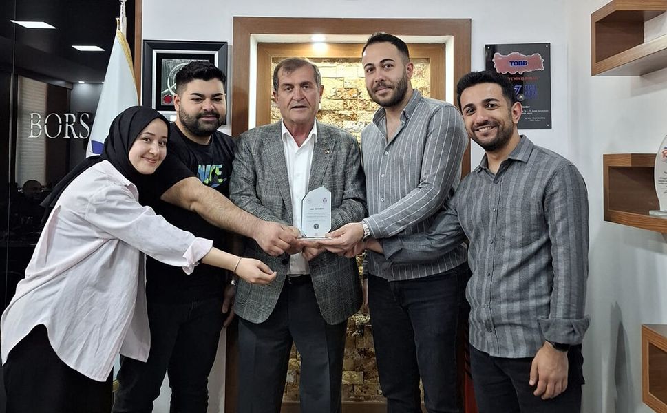 Tıp öğrencilerinden Naki Özkubat’a teşekkür plaketi