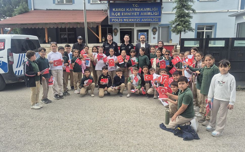 Kargılı öğrencilerden jandarma ve emniyete ziyaret