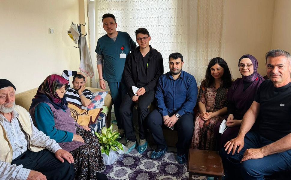Evde sağlık hizmetlerinden yararlanan hastaya ziyaret