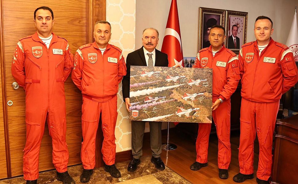 Türk Yıldızları Çorum'da: Vali Çalgan'ı ziyaret ettiler