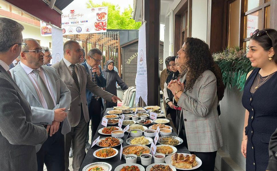 Sanat Sokağı'nda stantlar kuruldu, yöresel tatlar gün boyu ziyaretçi ağırladı