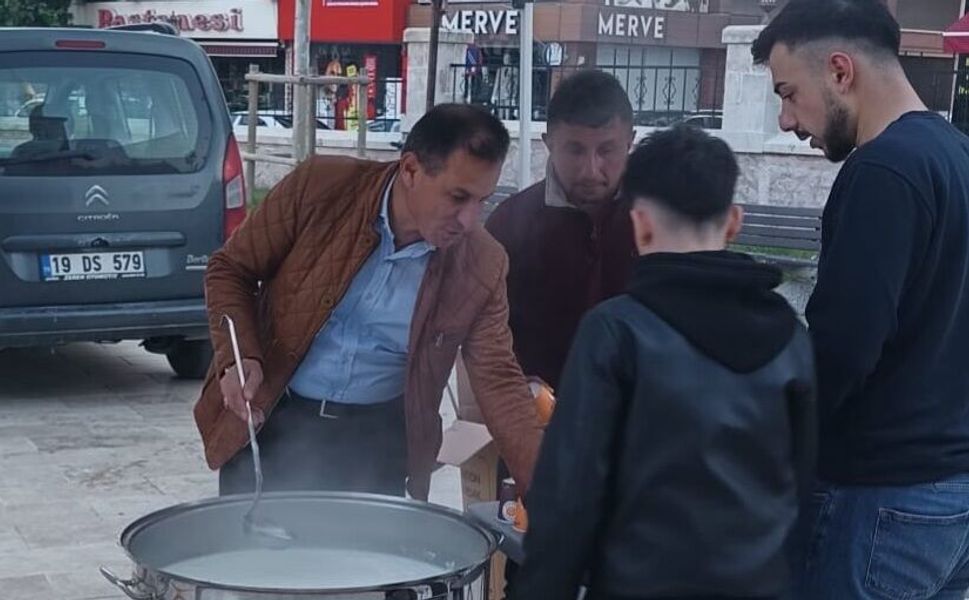 Çorum’da bayram namazı sonrası vatandaşlara süt ikramı