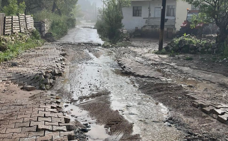 Kazıklıkaya’da sel felaketi: Kilit taşı ve yollar kullanılamaz hale geldi