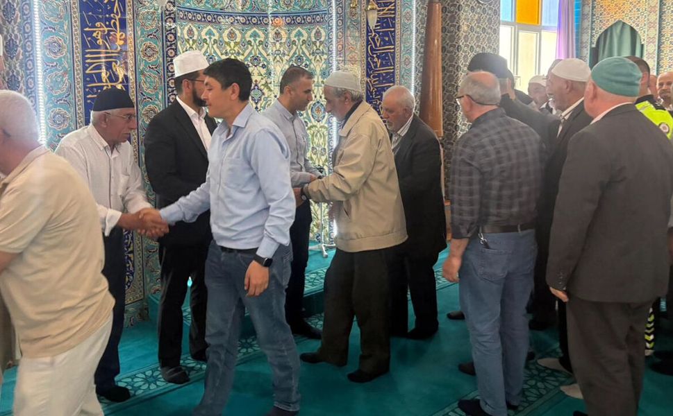 Kaymakam Duman, Beyler Çelebi  camiinde vatandaşlarla bayramlaştı