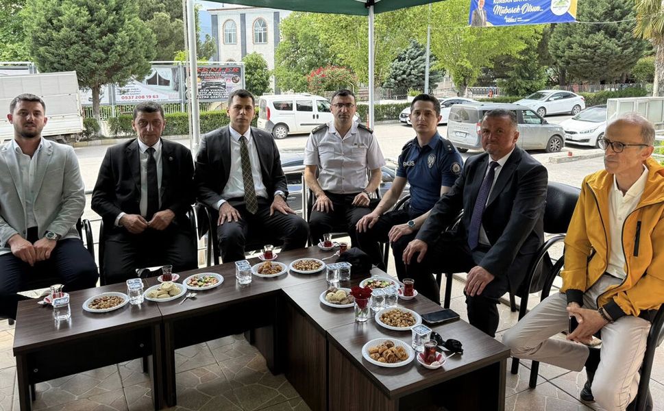 Kargı Protokol üyeleri halkla bayramlaştı