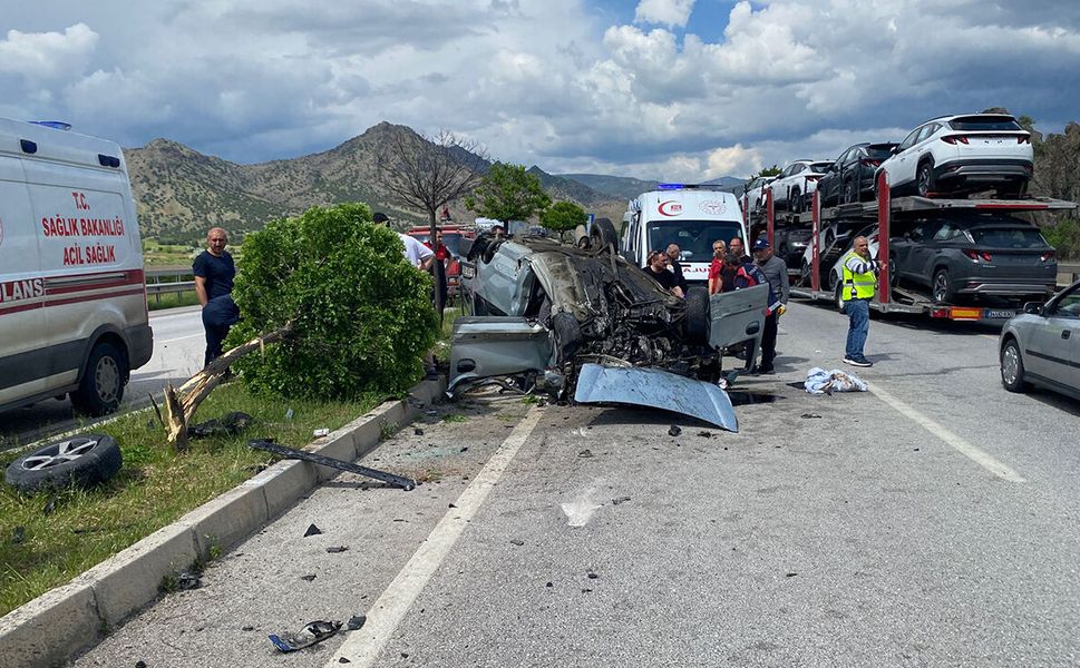 Çorum'da takla atan otomobildeki 4 kişi yaralandı
