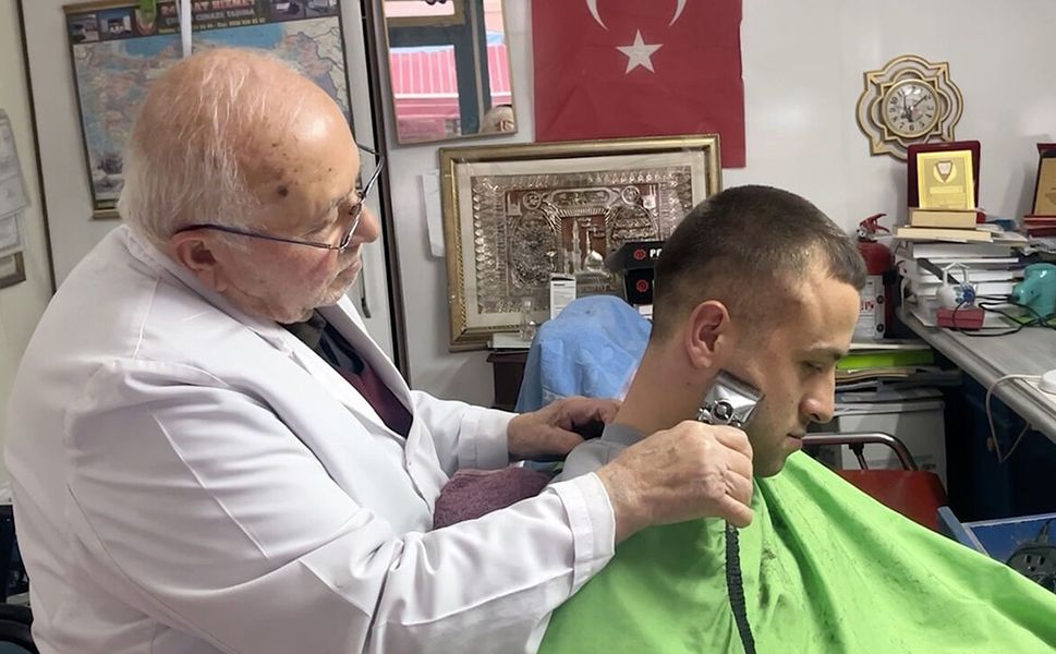 82 yaşında, 66 yıldır makası elinden bırakmıyor